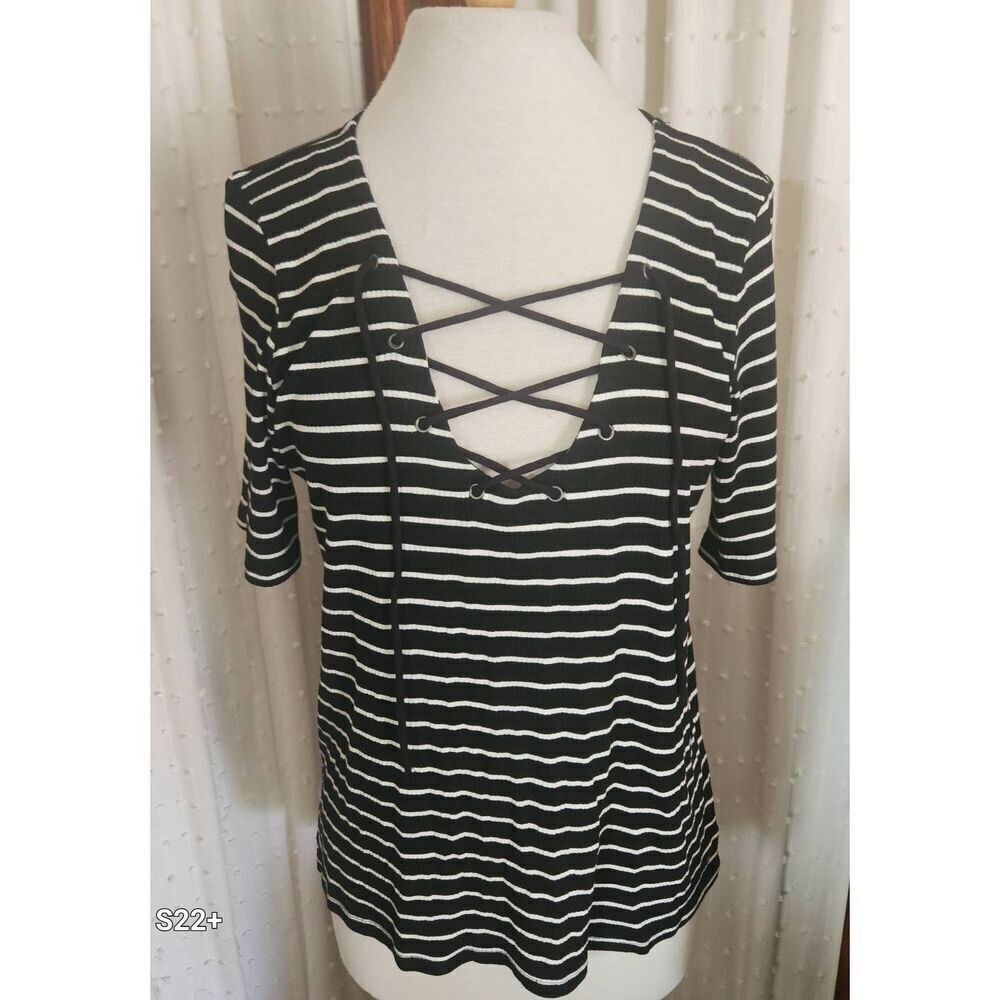 F05 American Eagle Outfitters Black n White Stripe T-shirt Laced Neckline